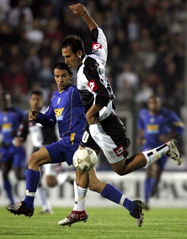 热爱皆平等，河南球迷赛前在球场外声援阿奇姆彭