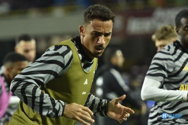 给爷整笑了，曼奇尼假意亲吻布鲁马多，将布鲁马多逗笑