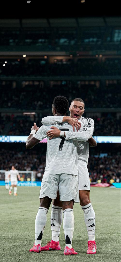 随迈阿密国际夺冠，德保罗赛后剪下主场球网留念